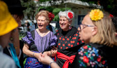 Sakinlər şou nümayiş etdirirlər