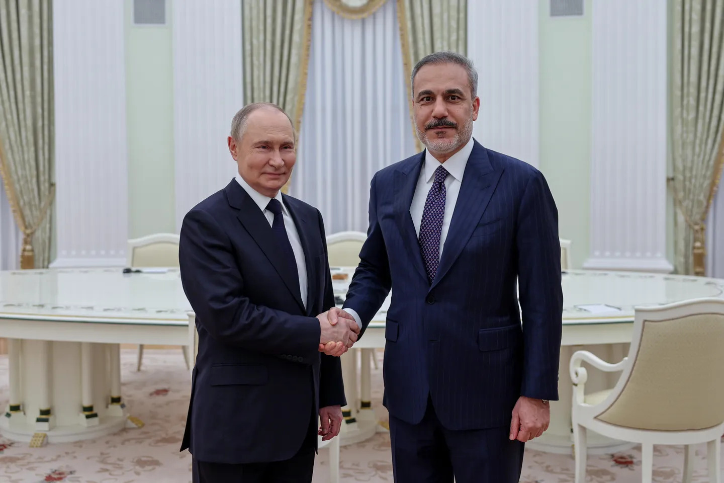 Vladimir Putin Hakan Fidanı qəbul edib