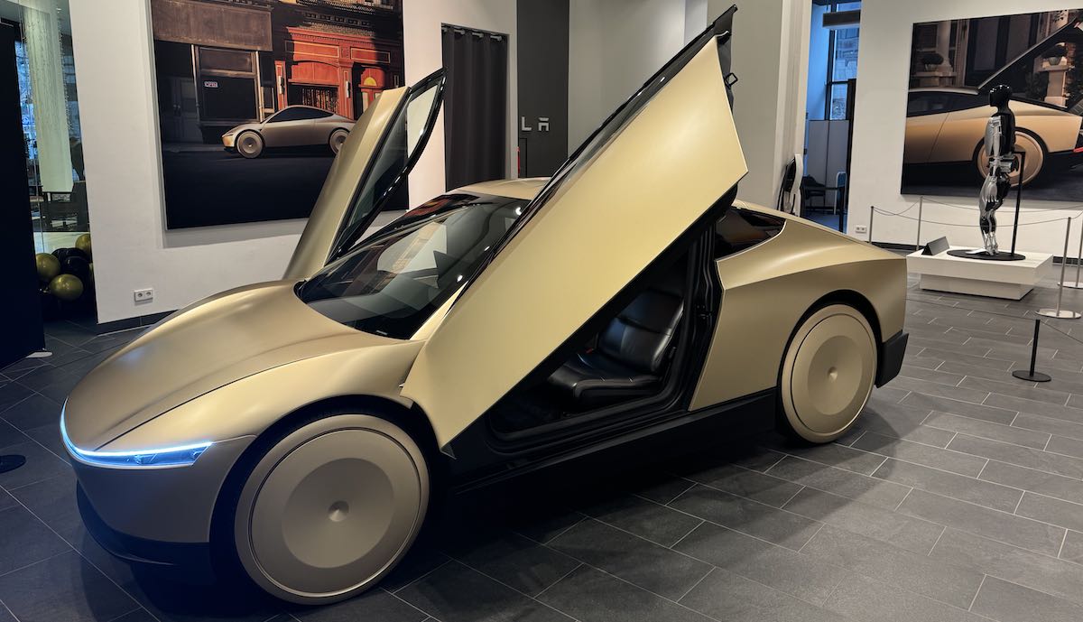 İlon Mask Teslanın sürücüsüz robot taksi xidmətinin sınaqdan keçirildiyini açıqlayıb