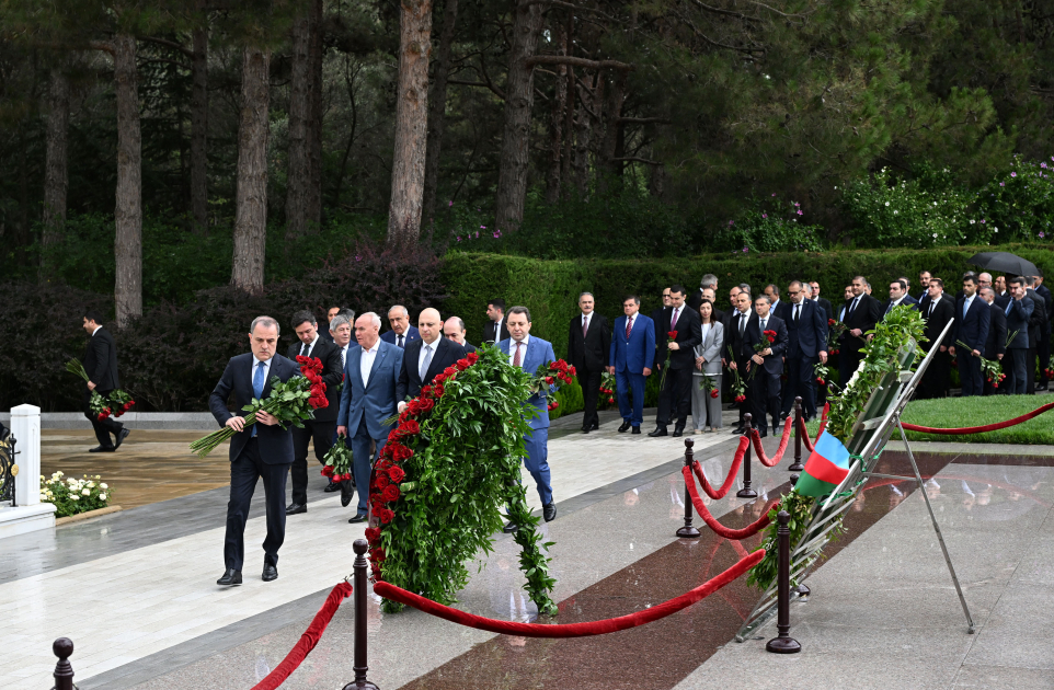 XİN-in rəhbər heyəti, diplomatik nümayəndəlik və konsulluqların rəhbərləri Ulu Öndərin məzarını, Şəhidlər xiyabanını və Zəfər parkını ziyarət ediblər