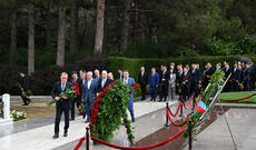 XİN-in rəhbər heyəti, diplomatik nümayəndəlik və konsulluqların rəhbərləri Ulu Öndərin məzarını, Şəhidlər xiyabanını və Zəfər parkını ziyarət ediblər