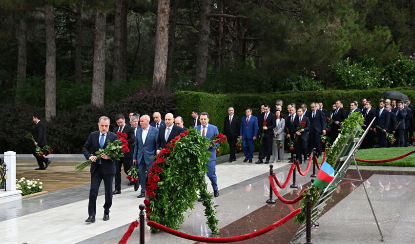 XİN-in rəhbər heyəti, diplomatik nümayəndəlik və konsulluqların rəhbərləri Ulu Öndərin məzarını, Şəhidlər xiyabanını və Zəfər parkını ziyarət ediblər
