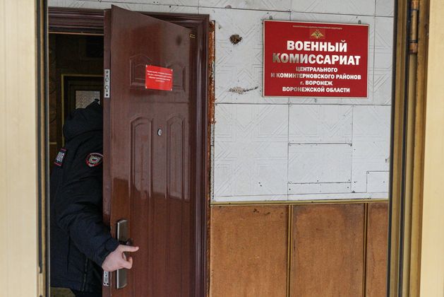 Putin hərbi komissarlığa yaşayış yerini dəyişdiyi haqqında məlumat verməməyə görə cəriməni 20 min rubla qədər artırmaq haqqında qanunu imzalayıb