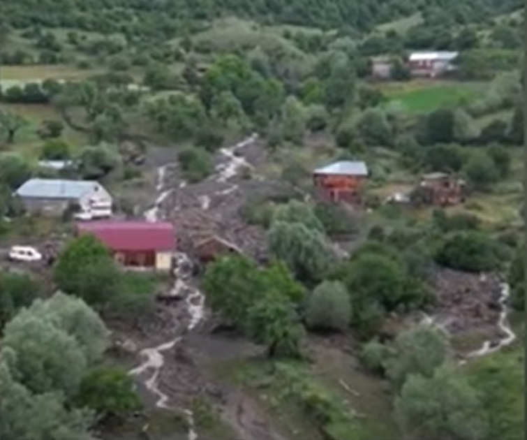 Gürcüstan ərazisində yağan güclü leysan yağışları ölkənin xüsusən qərb bölgəsində ciddi problemlər yaradıb