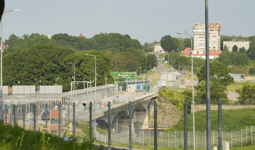 Estoniya Rusiya ilə sərhəddə Narva körpüsündə maneələr quraşdırır