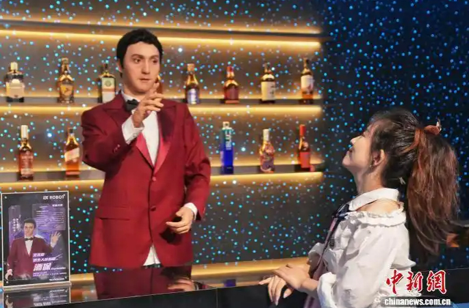 Pekində ilk robot temalı restoran açılıb- Fotolar