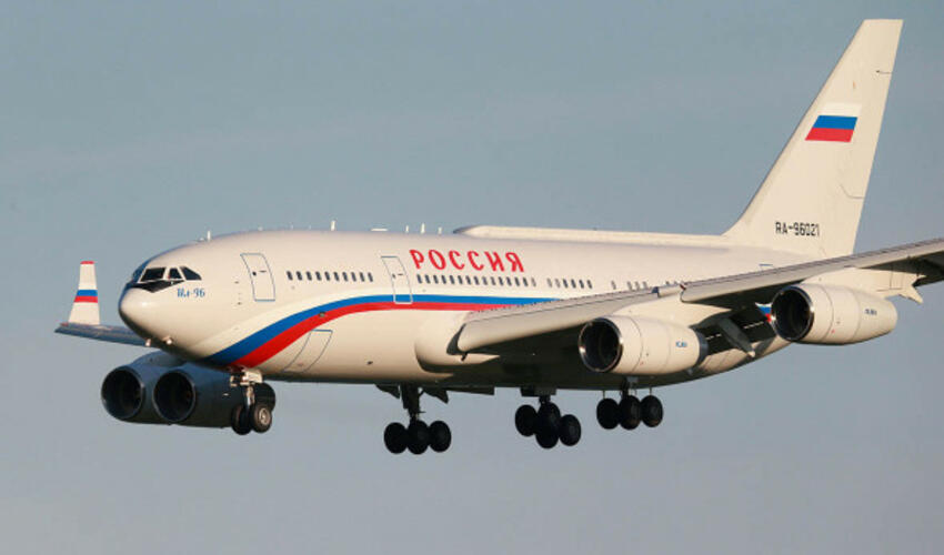 Putinin təyyarəsi nağd pulla yanacaq doldurmalı olub