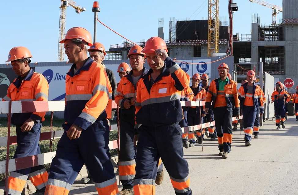 Rusiya Əmək Nazirliyi 2026-cı ildə tikinti, ictimai iaşə və bir sıra digər sektorlarda əcnəbilərin işə götürülməsini məhdudlaşdırmağı təklif edir