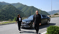 Prezident İlham Əliyev Kəlbəcər şəhərinin sakinləri ilə görüşüb, onlara mənzillərin açarlarını təqdim edib