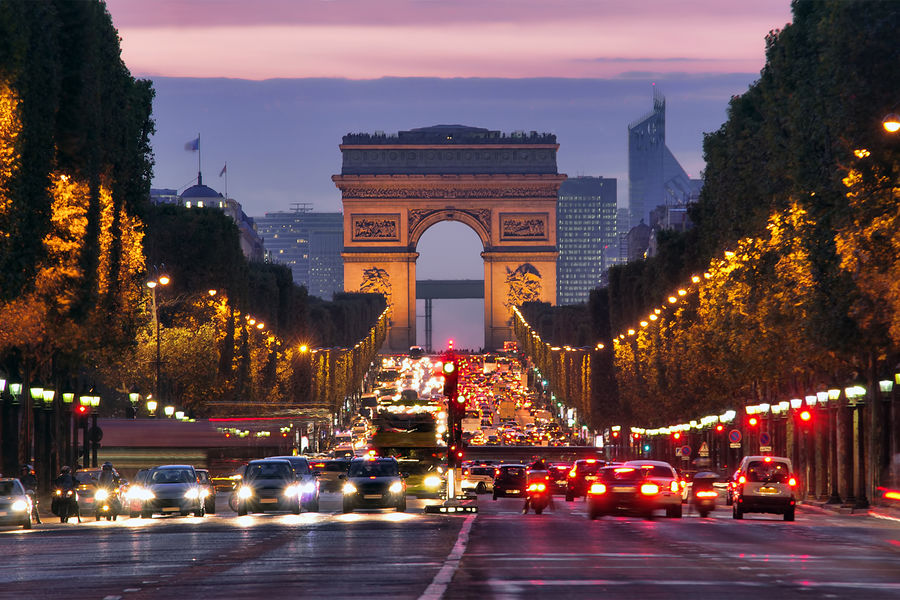 Parisin mərkəzində sovet əsgərlərinə həsr olunmuş plakatlar tapılıb