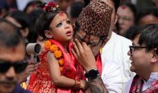 İki yaşlı qız Nepalın yeni canlı ilahəsi seçilib