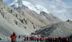 Güclü qar Everestdə minlərlə insanın geriyə yolunu bağlayıb