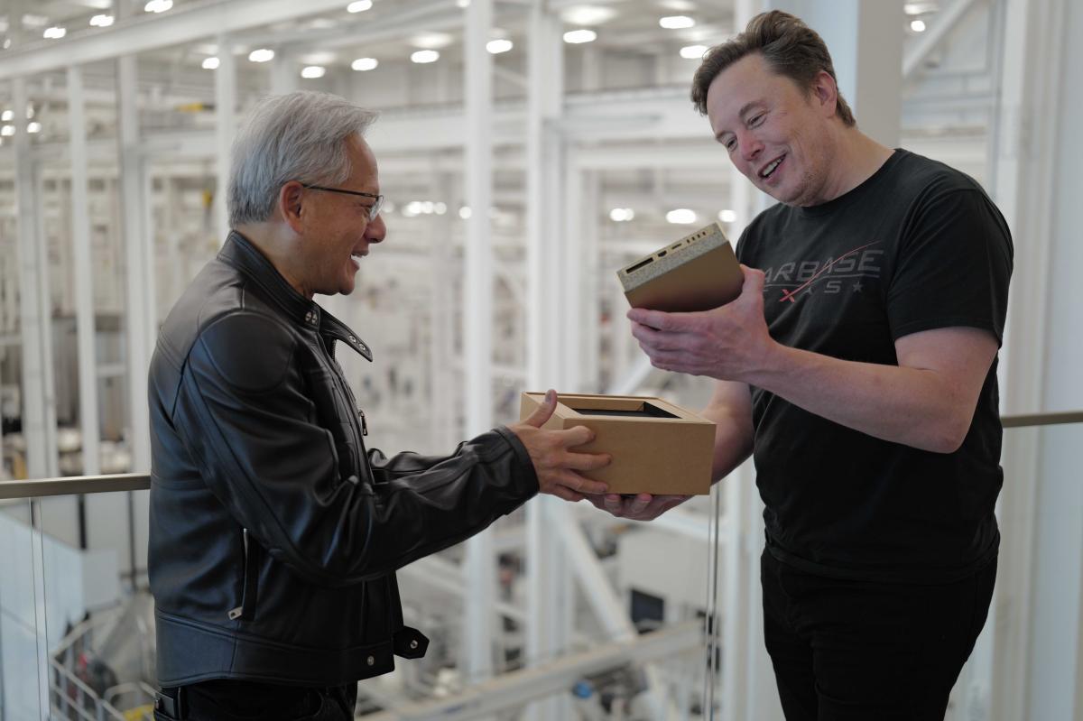 NVIDIA rəhbəri İlon Maska dünyanın ən kiçik superkompüterini hədiyyə etdi