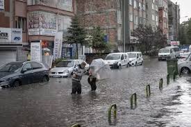 Güclü yağışlar nəticəsində Türkiyənin İzmir vilayətini su basıb