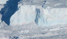 Tacikistandakı Dehdal buzlağı anormal istilər səbəbindən çökür