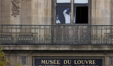 Oğrular Luvrdan oğurlanmış qiymətli əşyaları qaranlıq internetdə satmağa cəhd ediblər