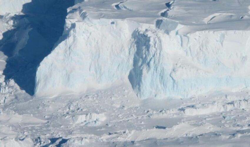 Tacikistandakı Dehdal buzlağı anormal istilər səbəbindən çökür