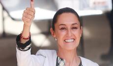 Sərxoş bir kişi Meksika prezidentini qucaqlayıb öpməyə cəhd edib