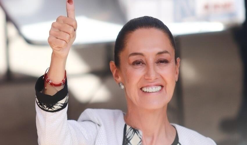 Sərxoş bir kişi Meksika prezidentini qucaqlayıb öpməyə cəhd edib