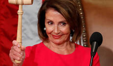 Tramp Pelosinin təqaüdə çıxmasını bütün Amerika üçün əla hadisə adlandırdı