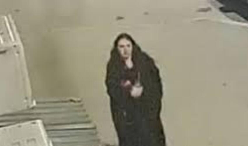 Krasnodarda bir qadın Rusiya bayraqlarını cırıb zibil qutusuna atıb