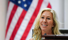 Konqres üzvü Qrin Trampla münaqişədən danışır