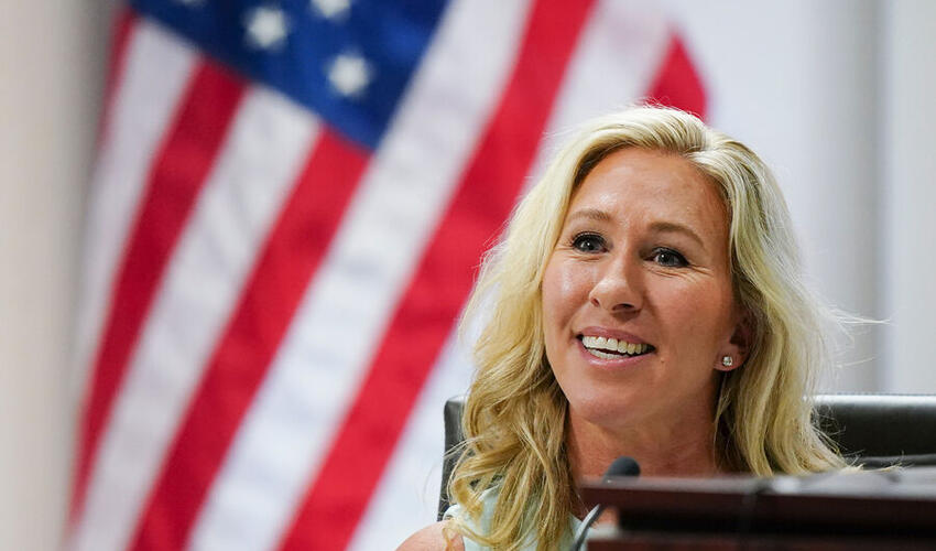 Konqres üzvü Qrin Trampla münaqişədən danışır