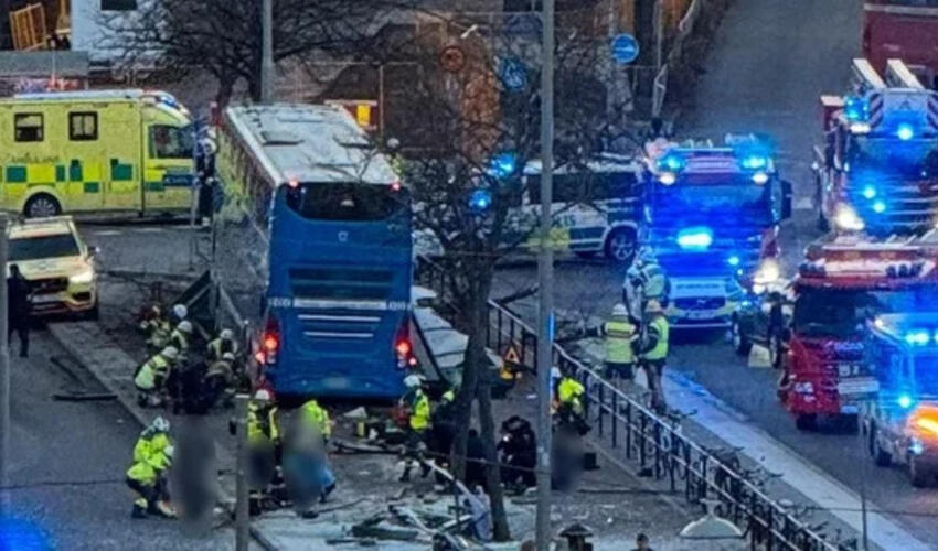Stokholmda ikimərtəbəli avtobusun avtobus dayanacağına çırpılması nəticəsində bir neçə nəfər ölüb