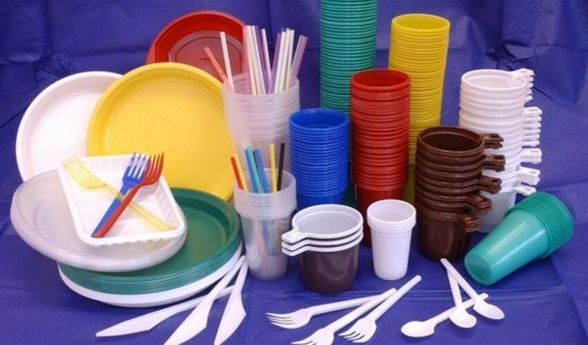 Gürcüstan 2026-cı il yanvarın 1-dən daxili bazarda birdəfəlik plastik qab-qacaqları qadağan edəcək