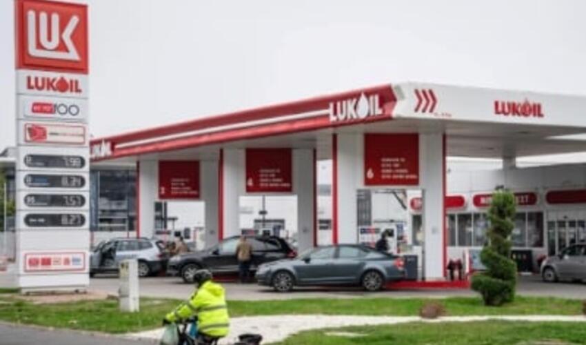 “Lukoyl” aktivlərini tək paket şəklində satmağa çalışır