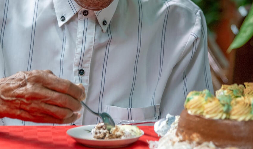 Alimlər müəyyən ediblər ki, yaşlılar üçün tək yemək təhlükəlidir