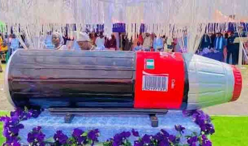 Nigeriyada 85 yaşlı qadın Coca-Cola şüşəsi formasında tabutda dəfn edilib