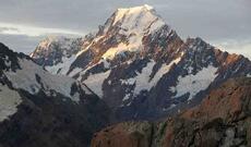 Yeni Zelandiyada Kuk dağında iki alpinist yıxılaraq ölüb
