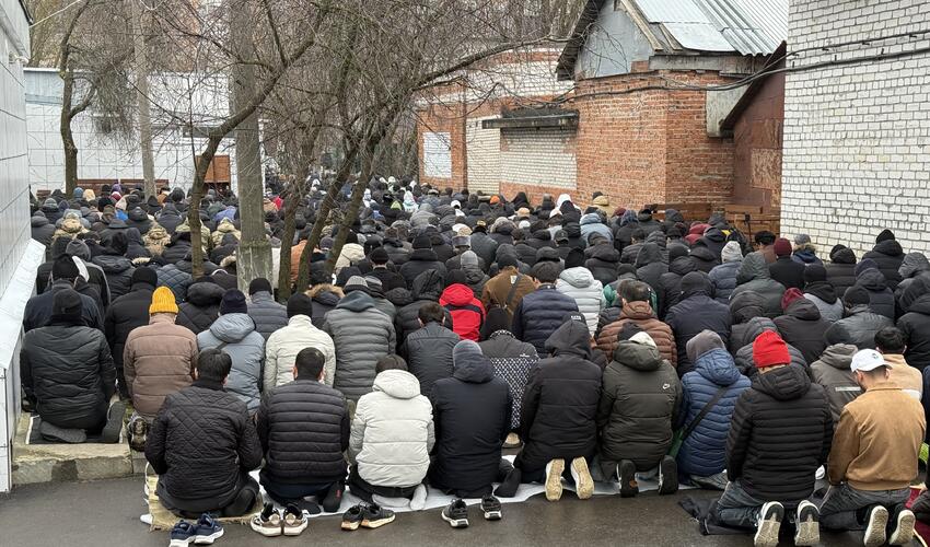 Rusiyada OMON məscidə hücum edərək namaz qılanları zorla hərbi komissarlığa gətiriblər : Onları Ukrayna ilə müharibəyə göndərəcəklər