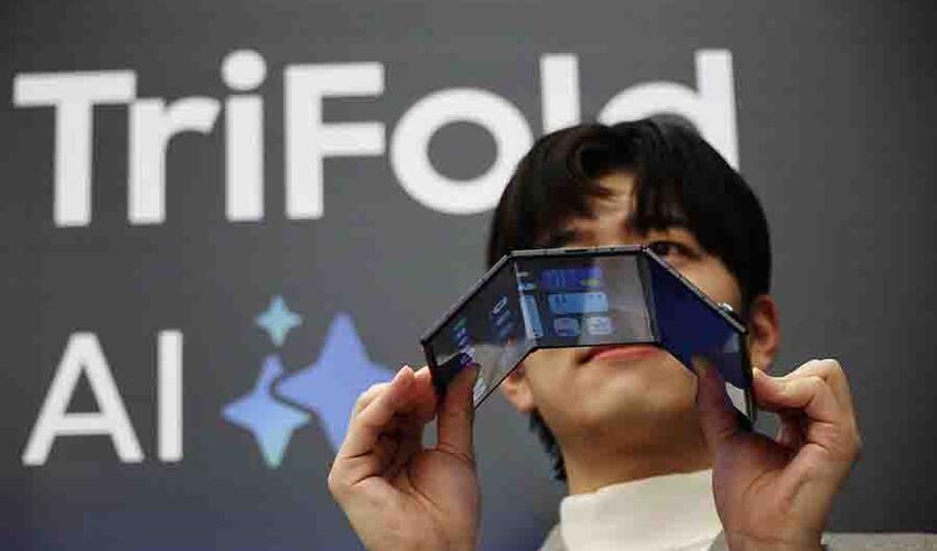 Samsung üçqatlı smartfon təqdim edib