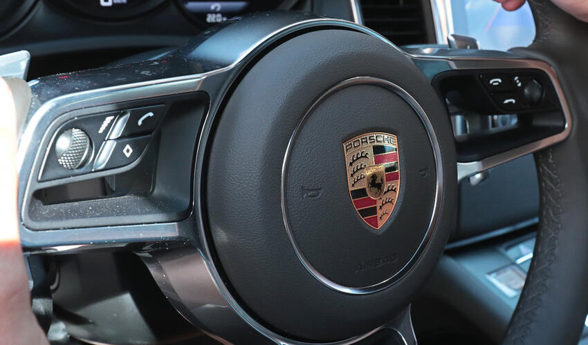 Rusiyada Porsche avtomobillərinin kütləvi kilidlənməsi baş verib