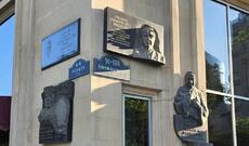 7 tanınmış şəxsiyyət  bir binada qonşuluqda yaşayıblar