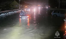 Kamçatkada siklon küçələri çaylara çevirib və onlarla avtomobil su altında qalıb