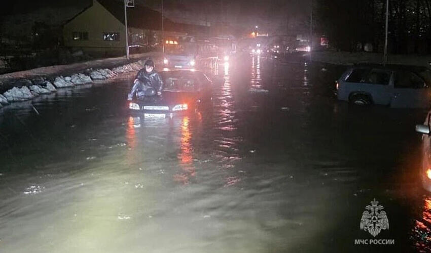 Kamçatkada siklon küçələri çaylara çevirib və onlarla avtomobil su altında qalıb