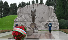 Prezident İlham Əliyev və birinci xanım Mehriban Əliyeva Ümummilli Lider Heydər Əliyevin məzarını ziyarət ediblər
