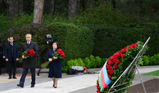 Dövlət və hökumət rəsmiləri Fəxri xiyabanda Ulu Öndər Heydər Əliyevin xatirəsini yad ediblər