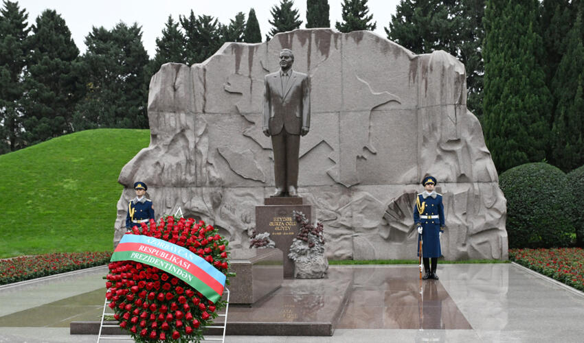 Prezident İlham Əliyev və birinci xanım Mehriban Əliyeva Ümummilli Lider Heydər Əliyevin məzarını ziyarət ediblər