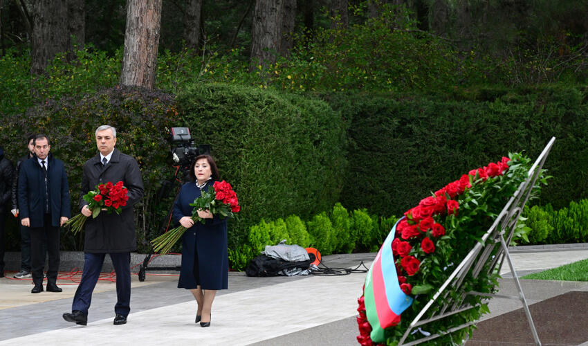 Dövlət və hökumət rəsmiləri Fəxri xiyabanda Ulu Öndər Heydər Əliyevin xatirəsini yad ediblər