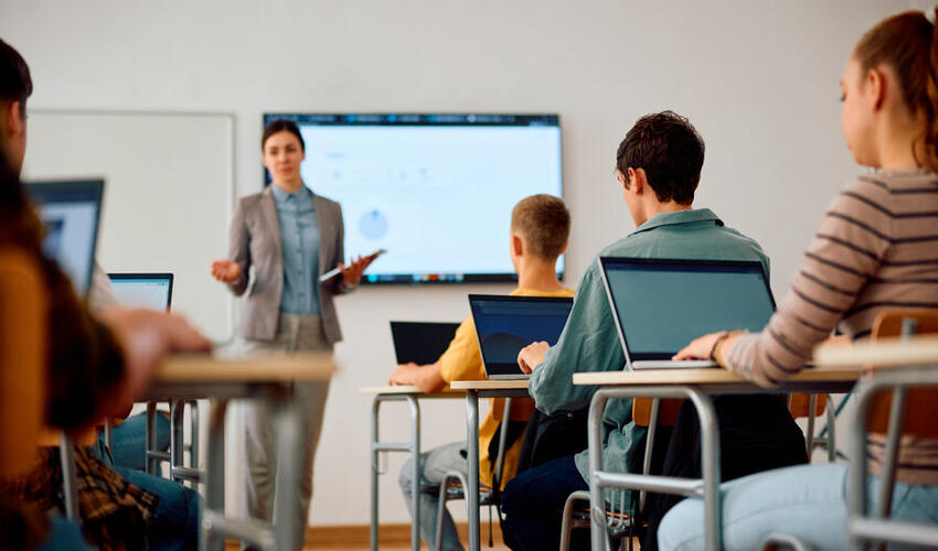 Şagirdindən uşaq dünyaya gətirən britaniyalı müəlliməyə dərs demək qadağan edilib