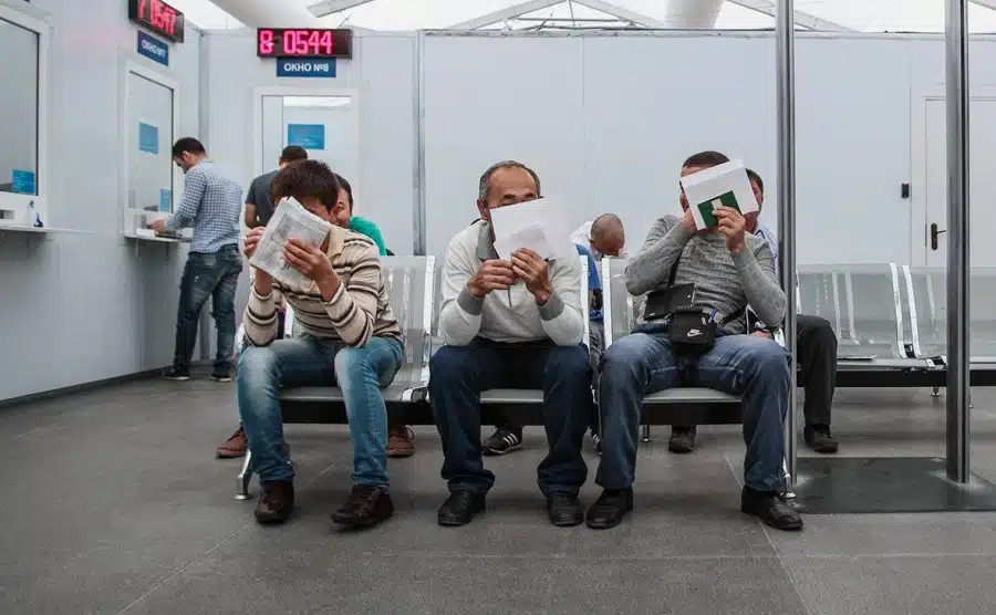 Rusiya tibbi müayinələrdən yayınan miqrantları cərimə etməyi planlaşdırır