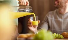 Dietoloq təzə sıxılmış şirələrin mədə və damarlar üçün təhlükələrini açıqlayıb