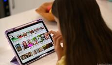 London uşaqlar üçün sosial şəbəkələrə qadağa qoymağı nəzərdən keçirir