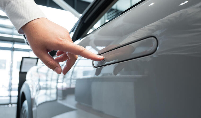 Çin elektron və gizli qapı tutacaqları olan avtomobillərin istehsalını qadağan etdi