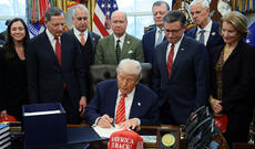 Tramp "şatdaun"nu dayandırmaq üçün qanun layihələri paketini imzaladı