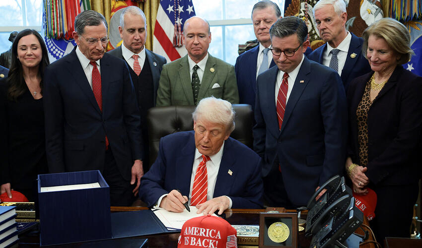 Tramp "şatdaun"nu dayandırmaq üçün qanun layihələri paketini imzaladı